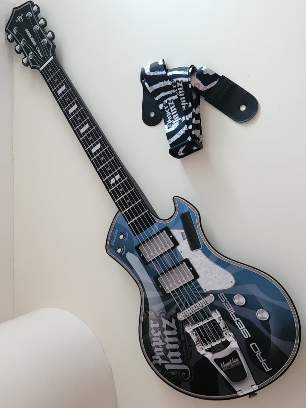 Paper Jamz Pro Series Guitar - Blue 6288 with Black & White Pattern Strap - Picture 13 of 13